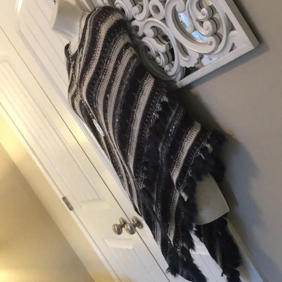 NWOT CHICOS S/M FUR TRIMMED PONCHO TOP.  Bundle and save! - Picture 5 of 8